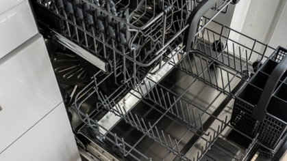 A máquina da loiça começou a cheirar mal. Este é o sítio que deve limpar primeiro