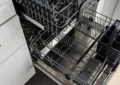 A máquina da loiça começou a cheirar mal. Este é o sítio que deve limpar primeiro