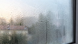 Água escorre pelas janelas durante a noite. Não é chuva nem infiltração