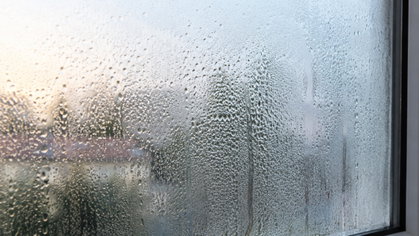 Água escorre pelas janelas durante a noite. Não é chuva nem infiltração