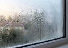Água escorre pelas janelas durante a noite. Não é chuva nem infiltração