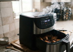 Air Fryer começa a deitar fumo após ser ligada. Há uma razão que muitos ignoram