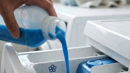 Amaciador na máquina de lavar. Há roupa onde nunca deve ser usado