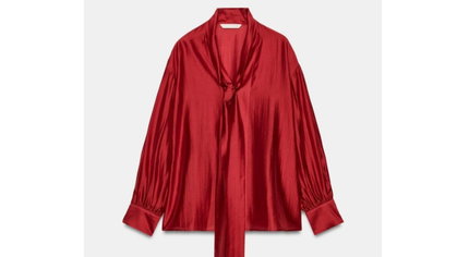 Amal Clooney confirma tendência das blusas com laço e a Zara tem uma por 29,90 €