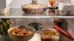 Comida quente no frigorífico. O que acontece se for guardada imediatamente