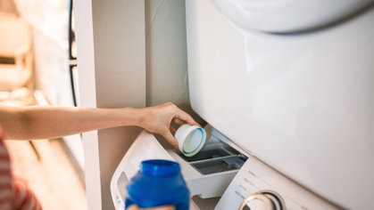 Detergente líquido ou cápsulas: qual o melhor para lavar a roupa?