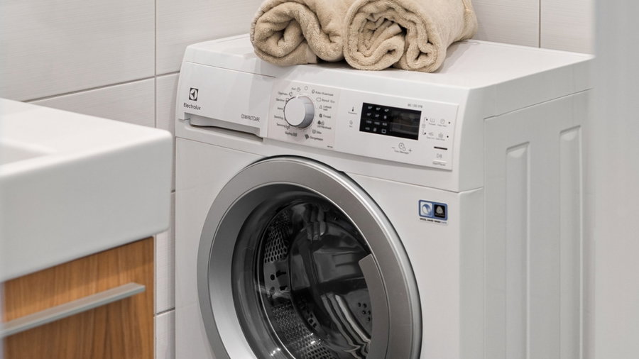 Enche a máquina de lavar roupa até ao topo, mas está a cometer este erro sem saber