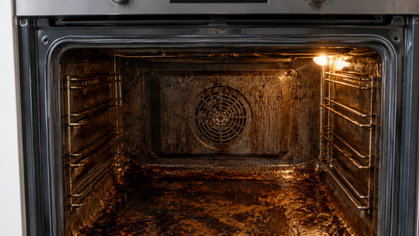 Esta é a forma mais fácil de limpar a gordura do forno (e nem precisa de esfregar)
