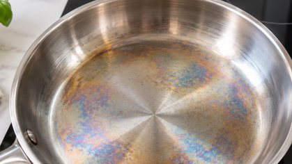 Frigideira de inox com manchas arco-íris. Não está estragado e resolve-se facilmente