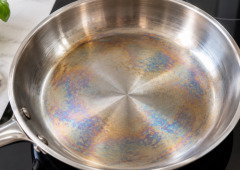 Frigideira de inox com manchas arco-íris. Não está estragado e resolve-se facilmente