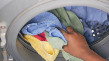 Quase todos deixamos a porta da máquina da roupa aberta. E isso é um grande erro