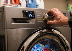 Roupa sai da máquina a cheirar mal. A culpa não é do detergente nem do amaciador